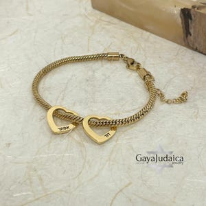 Hebrew  Personalized Mom Bracelet with Kids&#39; Names Engraved on Heart Charms – Custom Gift for Mom or Grandma – Stainless, Gold, Rose Gold