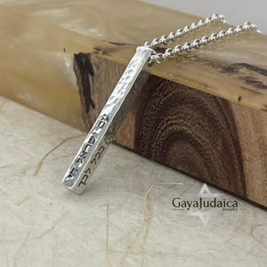 Collar con barra vertical 3D grabada en plata de ley. Joyería hebrea personalizada. Regalo judío personalizado para hombre o mujer.