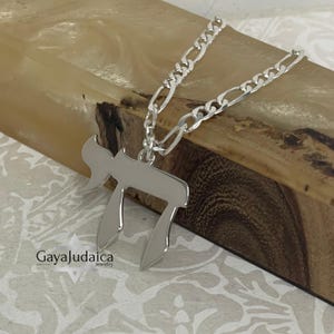 Collar grande con colgante Chai y cadena Figaro de 4 mm – Joyería Judaica para hombre en plata de ley o chapada en oro de 24 quilates – Símbolo de protección judío