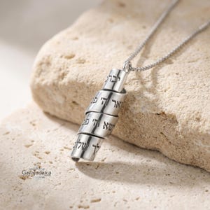 Personligt silverhalsband: Anpassad bibelvers graverad, handgjord i Israel