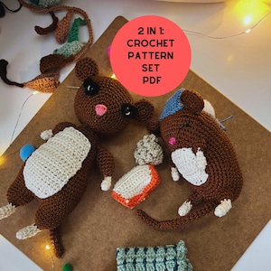 Könnte beinhalten: Zwei gehäkelte Stofftiere, eines braun mit weißen Akzenten und eines braun mit blauen Akzenten, liegen auf einer Holzoberfläche. Eine grüne gehäkelte Decke befindet sich in der rechten unteren Ecke des Bildes. Der Text "2 IN 1: CROCHET PATTERN SET PDF" befindet sich in einem roten Kreis oben im Bild.