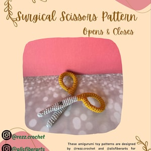 Puede incluir: Un patrón de crochet para un par de tijeras amigurumi amarillas y grises. Las tijeras están abiertas y el patrón se llama "Surgical Scissors Pattern Opens & Closes". El patrón está diseñado por @rezz.crochet y @alisfiberarts.