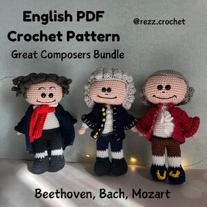 Puede incluir: Tres muñecos de ganchillo que representan a los compositores Beethoven, Bach y Mozart. Cada muñeco tiene un atuendo y un peinado únicos. El texto dice: "English PDF Crochet Pattern Great Composers Bundle". Los muñecos están sobre un fondo claro.