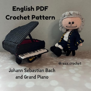 Puede incluir: Patrón de crochet para un piano de cola negro y una figura de crochet gris de Johann Sebastian Bach. El patrón está disponible como descarga digital en formato PDF inglés. La imagen incluye el texto "English PDF Crochet Pattern" y "Johann Sebastian Bach and Grand Piano".