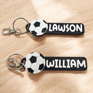 Personalisierte Fußball Schlüsselanhänger | Rucksackanhänger, Taschenanhänger für Kinder, Namensschilder für Kinder, Sport-Schlüsselanhänger, Fußballbeutelanhänger für Jungen-Mädchen, Fußball-Gastgeschenk