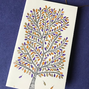 Może przedstawiać: Ręcznie rysowana ilustracja drzewa z fioletowymi, pomarańczowymi i brązowymi liśćmi na białym tle. Drzewo jest narysowane w prosty, stylizowany sposób, z liśćmi ułożonymi w symetryczny wzór.