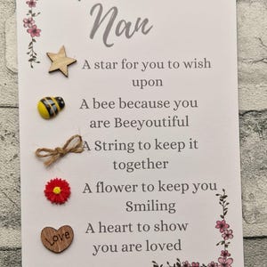 Op de afbeelding: Een kaart met het woord "Nan" bovenaan en een gedicht over een ster, een bij, een touwtje, een bloem en een hart. Het gedicht luidt: "Een ster om een wens te doen, Een bij omdat je prachtig bent, Een touwtje om alles bij elkaar te houden, Een bloem om je te laten glimlachen, Een hart om te laten zien dat je geliefd bent."