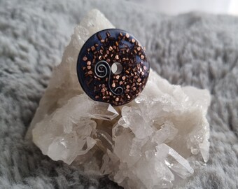 Amulette en orgonite avec cristal de quartz | Talisman de guérison, d'harmonisation d'énergie et de protection contre les CEM