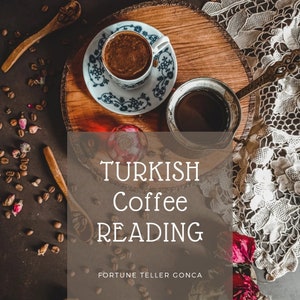 Puede incluir: Primer plano de una bandeja de madera con una taza de café turco, una cafetera tradicional y granos de café esparcidos. El texto "TURKISH Coffee READING" se muestra sobre un fondo marrón con las palabras "FORTUNE TELLER GONCA" debajo.