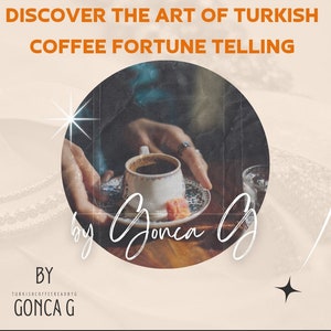 K&ouml;nnte beinhalten: Nahaufnahme einer Hand, die eine traditionelle t&uuml;rkische Kaffeetasse mit Untertasse h&auml;lt. Die Tasse ist wei&szlig; mit einem Blumenmuster und die Untertasse hat ein blau-wei&szlig;es Muster. Der Text "Discover the art of Turkish coffee fortune telling by Gonca G" ist auf dem Bild zu sehen.