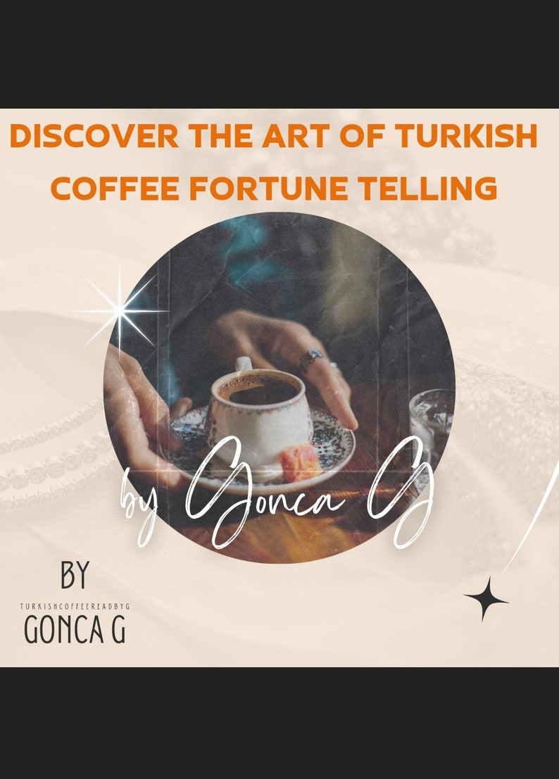 K&ouml;nnte beinhalten: Nahaufnahme einer Hand, die eine traditionelle t&uuml;rkische Kaffeetasse mit Untertasse h&auml;lt. Die Tasse ist wei&szlig; mit einem Blumenmuster und die Untertasse hat ein blau-wei&szlig;es Muster. Der Text "Discover the art of Turkish coffee fortune telling by Gonca G" ist auf dem Bild zu sehen.