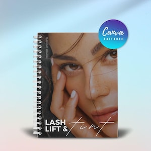 Könnte beinhalten: Ein spiralgebundenes Schulungshandbuch mit einem Cover, das ein Nahfoto eines Gesichts mit Sommersprossen zeigt. Der Text lautet TRAINING MANUAL und LASH LIFT & TINT. Ein kreisförmiges blau-violettes Abzeichen oben rechts zeigt CANVA EDITABLE.