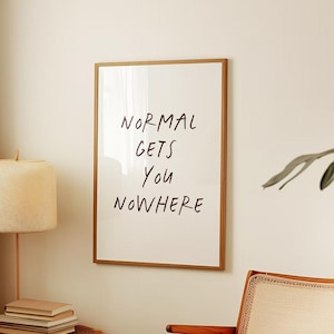 La normalità non ti porta da nessuna parte / Stampa di poster con citazione tipografica divertente sulla vita / Arte da parete ispiratrice sarcastica per casa, dormitorio, soggiorno