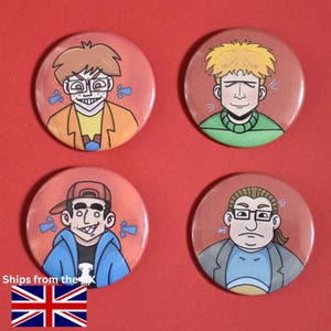 Peut inclure: Quatre badges ronds, rouge-orangé, avec des illustrations de personnages masculins de dessins animés. Chaque badge présente un personnage différent avec des expressions faciales et des vêtements uniques. Ces badges sont probablement à des fins décoratives ou de collection.