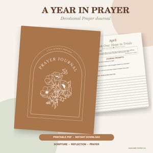 Puede incluir: Un diario de oración marrón con un marco arqueado blanco y arte lineal floral en la portada. El texto dice A YEAR IN PRAYER, Devotional Prayer Journal y A Year of Faith & Reflection. Una página interior muestra April Week One: Hope in Trials.