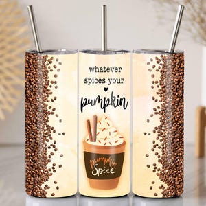 Peut inclure: Un gobelet isotherme en acier inoxydable avec une paille, orné de grains de café et d'une illustration de latte au pumpkin spice. Le texte dit "whatever spices your pumpkin". Idéal pour les boissons froides.