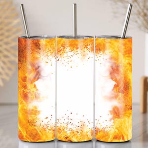 Op de afbeelding: Drie roestvrijstalen bekers met een vurig oranje en geel ontwerp. Het ontwerp lijkt op vlammen en rook, met een wit middenpaneel. Elke beker heeft een zilveren rietje.