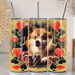 Tumbler avvolgente Pomeranian Casino, PNG a sublimazione sottile da 20 Oz, design di poker con cane carino, involucro di carta glitterata dorata, idea regalo per giocatori d'azzardo