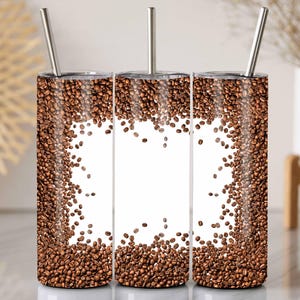Puede incluir: Tres vasos aislados con un diseño de granos de café. Los granos de café marrones enmarcan un centro blanco, y cada vaso tiene una pajita plateada.