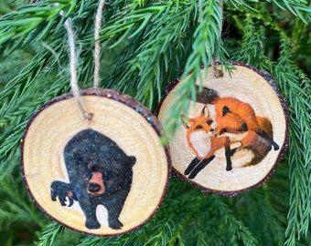 Kerstornamenten in het wild: kerstversiering houtsnede beer en vos