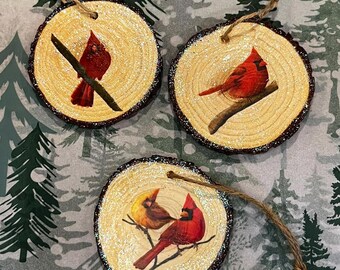 Handgemaakte rode kardinaal-kerstversieringen voor rustiek vakantiedecor