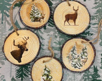 Handgemaakte rustieke boskerstversieringen met herten en sneeuwpoppen voor de feestdagen