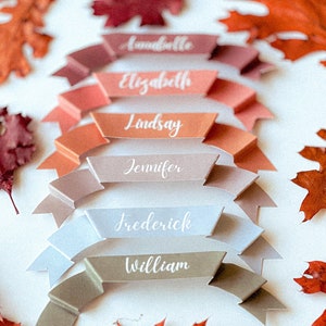 Paquete de tarjetas de lugar con cinta de papel, tarjetas de nombre 3D imprimibles con descarga instantánea, verde oliva, azul polvoriento, coral, gris topo, calabaza. Tarjeta de lugar de Bridgerton.