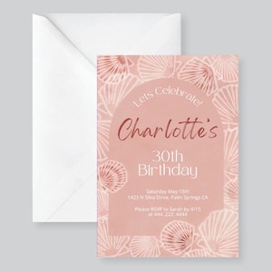 Può includere: Invito di compleanno rosa con un design a conchiglie bianche. Il testo recita "Let's Celebrate Charlotte's 30th Birthday". L'invito include la data, l'indirizzo e le informazioni RSVP.