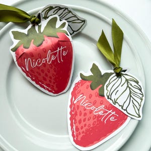 Erdbeer-Tischkartenvorlage: Druckbares Obst-Partydekor (DIY bearbeitbare Canva PDF-herunterladbar)