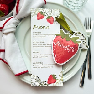 Conjunto de cardápio e cartão de lugar 3D com morango. BAIXE O CONJUNTO PARA IMPRIMIR E EDITAR. Recém-saído do mercado, chá de bebê com tema de morango, doce de frutas vermelhas.