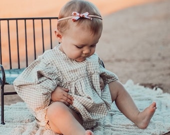 Set Harlow, Sabbia a quadretti, Abito primaverile per bambini, Camicetta e pantaloni a trapezio, Stampa a quadretti vintage, Abbigliamento per bambini comodo ed elegante