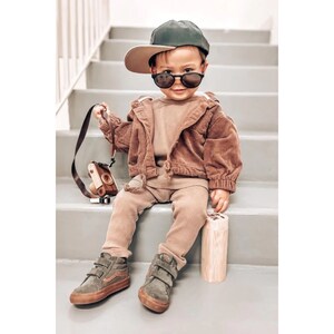 Jovie jasje, stijlvolle kinderbovenkleding, trendy jongens- en meisjesmode, handgemaakte kwaliteit, kinderstraatmode, koffie, crème, denim