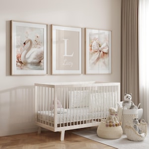 Decorazione murale con cigno per cameretta, stampa per cameretta con cigno, decorazioni per cameretta con cigno, arte per cameretta con cigno, decorazione murale con nome per bambina, decorazioni per cameretta con cigno, set floreale con cigno