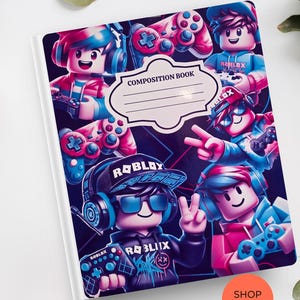 Peut inclure: Cahier de composition avec un design coloré sur le thème de Roblox. La couverture présente des personnages de dessins animés avec des écouteurs et des manettes de jeu dans des tons de bleu, rose et noir. Le texte "COMPOSITION BOOK" est imprimé.