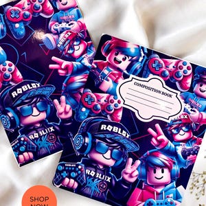 Peut inclure: Deux cahiers de composition avec un design vibrant mettant en vedette des personnages Roblox, des manettes de jeu et le texte "ROBLOX". Les cahiers ont un fond noir avec des accents roses et bleus, et les mots "COMPOSITION BOOK" sont imprimés sur l'un.