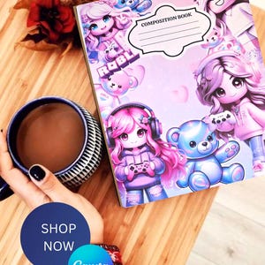 Peut inclure: Un cahier de composition avec une couverture rose représentant des personnages de style anime, des ours en peluche et le mot "ROBLOX". La couverture porte également les mots "COMPOSITION BOOK" et un espace vide pour un nom. Une tasse de café et une fleur sont sur une surface en bois.