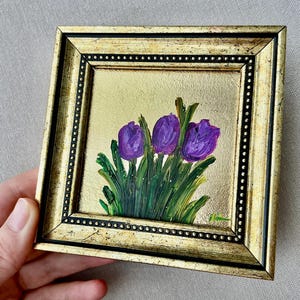 Oprawiony obraz olejny „Fioletowe tulipany” 4x4 – Miniaturowa kwiatowa dekoracja ścienna – Mała oryginalna dekoracja na płótnie zdjęcie 4