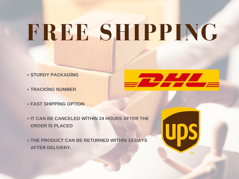 Op de afbeelding: Afbeelding van gestapelde kartonnen dozen met de tekst "FREE SHIPPING" bovenaan. De DHL- en UPS-logo's zijn zichtbaar. Opsommingstekens vermelden "STURDY PACKAGING", "TRACKING NUMBER" en "FAST SHIPPING OPTION".