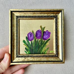 Oprawiony obraz olejny „Fioletowe tulipany” 4x4 – Miniaturowa kwiatowa dekoracja ścienna – Mała oryginalna dekoracja na płótnie zdjęcie 1