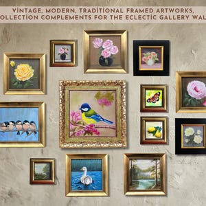 K&ouml;nnte beinhalten: Eine Galeriewand mit einer Sammlung gerahmter Kunstwerke. Die Kunstwerke umfassen einen Blaumeise, Blumen, Schmetterlinge und Landschaften. Die Rahmen sind alle golden und haben einen Vintage-Stil.