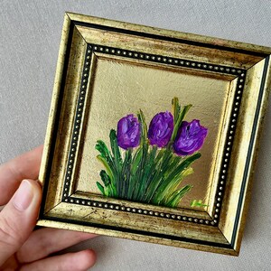 Oprawiony obraz olejny „Fioletowe tulipany” 4x4 – Miniaturowa kwiatowa dekoracja ścienna – Mała oryginalna dekoracja na płótnie zdjęcie 3