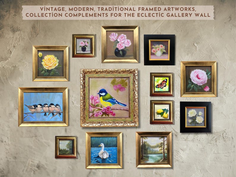 Op de afbeelding: Een verzameling ingelijste kunstwerken in verschillende maten en stijlen, waaronder bloemen- en landschapsschilderijen en een vogelillustratie. De lijsten zijn goud en zwart, wat een galerijwandesthetiek cre&euml;ert. De tekst bovenaan luidt: VINTAGE, MODERN, TRADITIONAL FRAMED ARTWORKS, COLLECTION COMPLEMENTS FOR THE ECLECTIC GALLERY WALL.