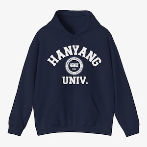以下が含まれることがあります： 紺色のフード付きスウェットシャツに、白でハンヤン大学のロゴと「HANYANG UNIV.」の文字がプリントされています