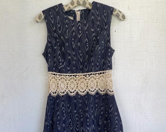 Vintage 70s patterned mini dress with lace cutout