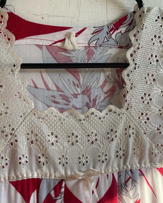 Vintage red and white floral Hawaiian kaftan - image 3