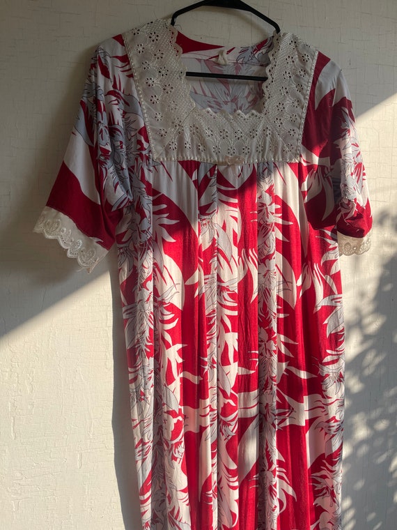 Vintage red and white floral Hawaiian kaftan - image 6