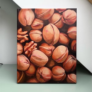 Può includere: Un dipinto a olio di varie noci, tra cui noci e pistacchi, in tonalità marroni e beige. Le noci sono disposte vicine, creando una composizione strutturata e dettagliata. L'opera d'arte è su tela.