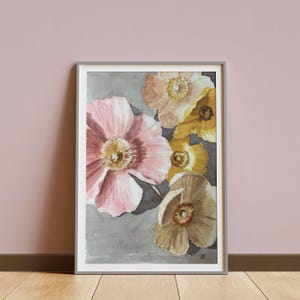 Può includere: Un dipinto ad acquerello incorniciato con diversi grandi fiori stilizzati in tonalità di rosa, giallo e marrone su uno sfondo grigio. I fiori hanno centri dettagliati e sono disposti in una composizione artistica libera.