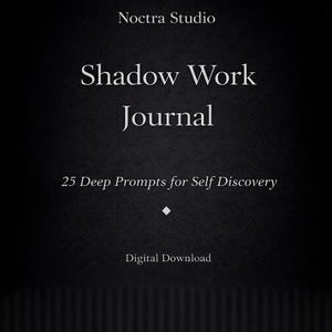 Könnte beinhalten: Eine digitale Download-Grafik mit dem Text "Noctra Studio" oben, gefolgt von "Shadow Work Journal" in einer größeren Schriftart. Darunter steht "25 Deep Prompts for Self Discovery" und "Digital Download". Der Hintergrund ist dunkel.