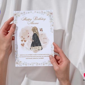 以下が含まれることがあります： 「Happy Birthday Mama」の文字とヒジャーブ姿の女性のイラストが描かれたグリーティングカード。カードには花の縁取りがあり、「LOVE」の文字も含まれています。カードは両手で持たれています。